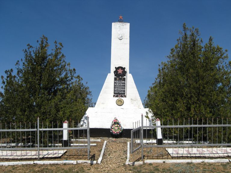 Верхнесадовое (с.), памятник пяти героям-черноморцам