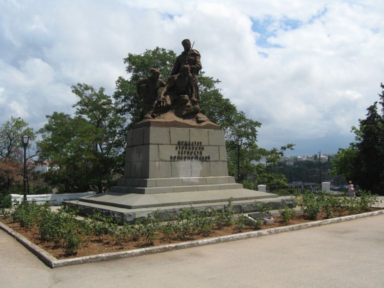 Севастополь (г.), памятник героям-комсомольцам