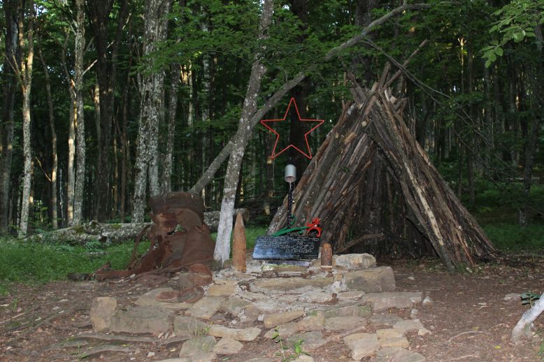 Малая Бурульча (р.), памятный знак на месте стоянки 18-го партизанского отряда