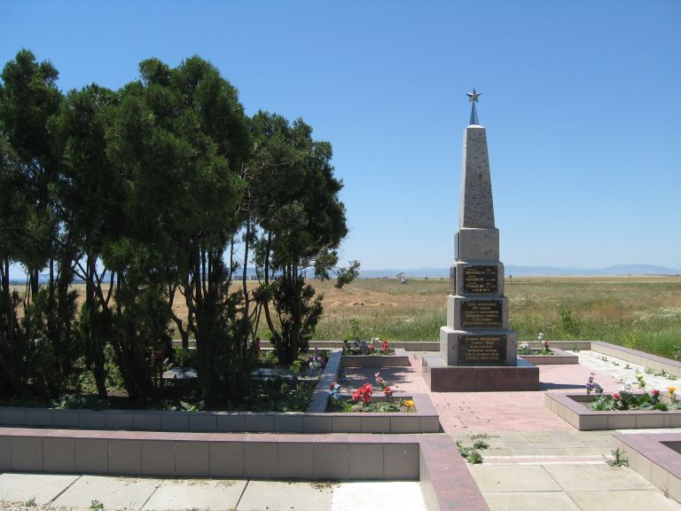 Приморский (пгт.), памятник на братской могиле солдат 44-й армии