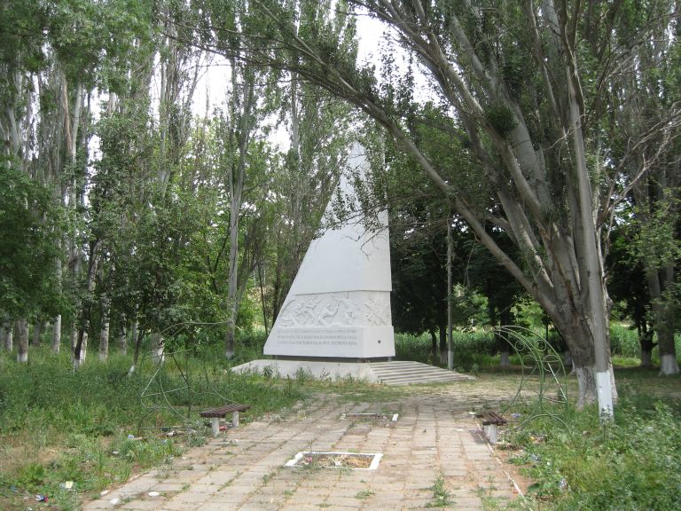 Любимовка (с.), памятник работникам совхоза павшим в ВОВ