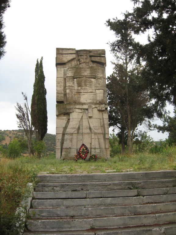 Хмельницкое (с.), памятник воинам 7-й бригады морской пехоты