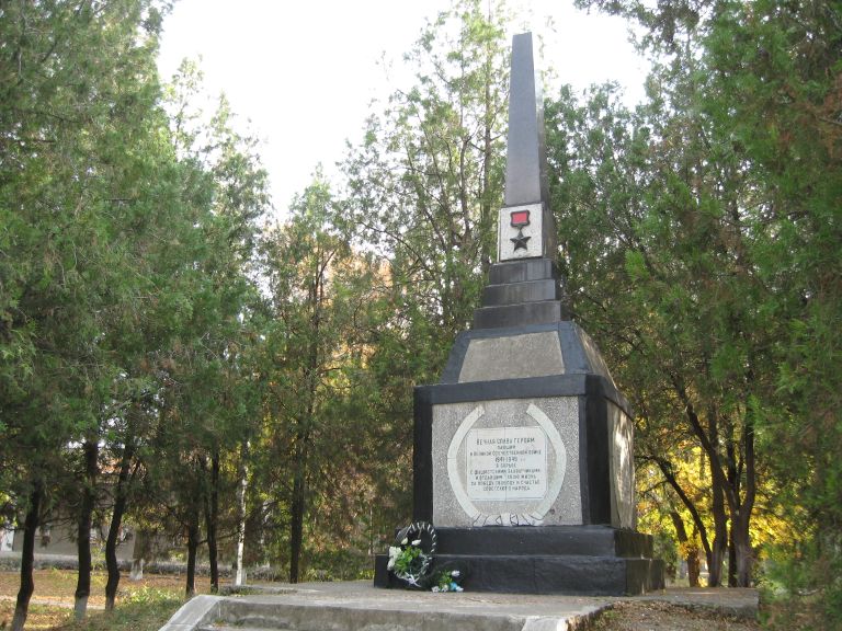Зуя (пгт), памятник партизанам Зуйского отряда
