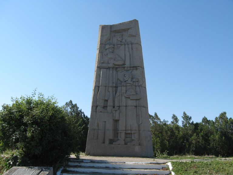 Черноморское (пгт.), памятник односельчанам