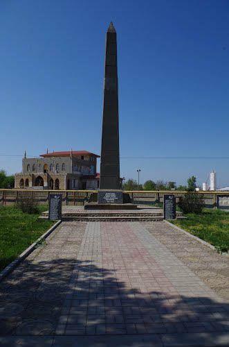 Укромное (с.), обелиск